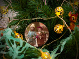 Retro Kids With Mistletoe - Ceramic Round Ornament