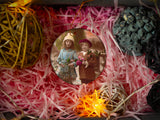 Retro Kids With Mistletoe - Ceramic Round Ornament