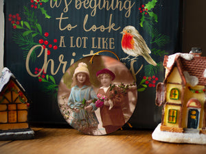 Retro Kids With Mistletoe - Ceramic Round Ornament